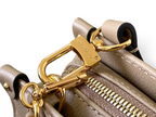 SWORD LUXURY Louis Vuitton OnTheGo East West çanta üzerinde altın tonlu metal fermuar detayı ve deri dokusu