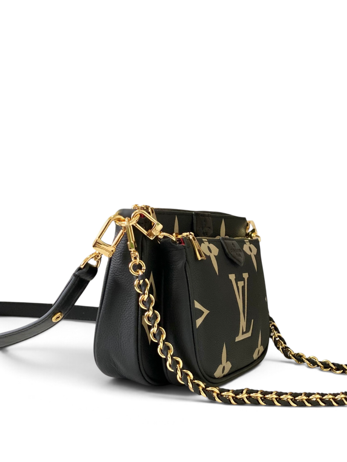 SWORD LUXURY siyah deri Louis Vuitton Multi Pochette çanta, altın zincir askı ve kabartmalı monogram detaylı yan görünüm