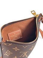 SWORD LUXURY kahverengi deri Low Key Hobo çanta iç detayı, altın tonlu fermuar ve Louis Vuitton marka etiketi ile.