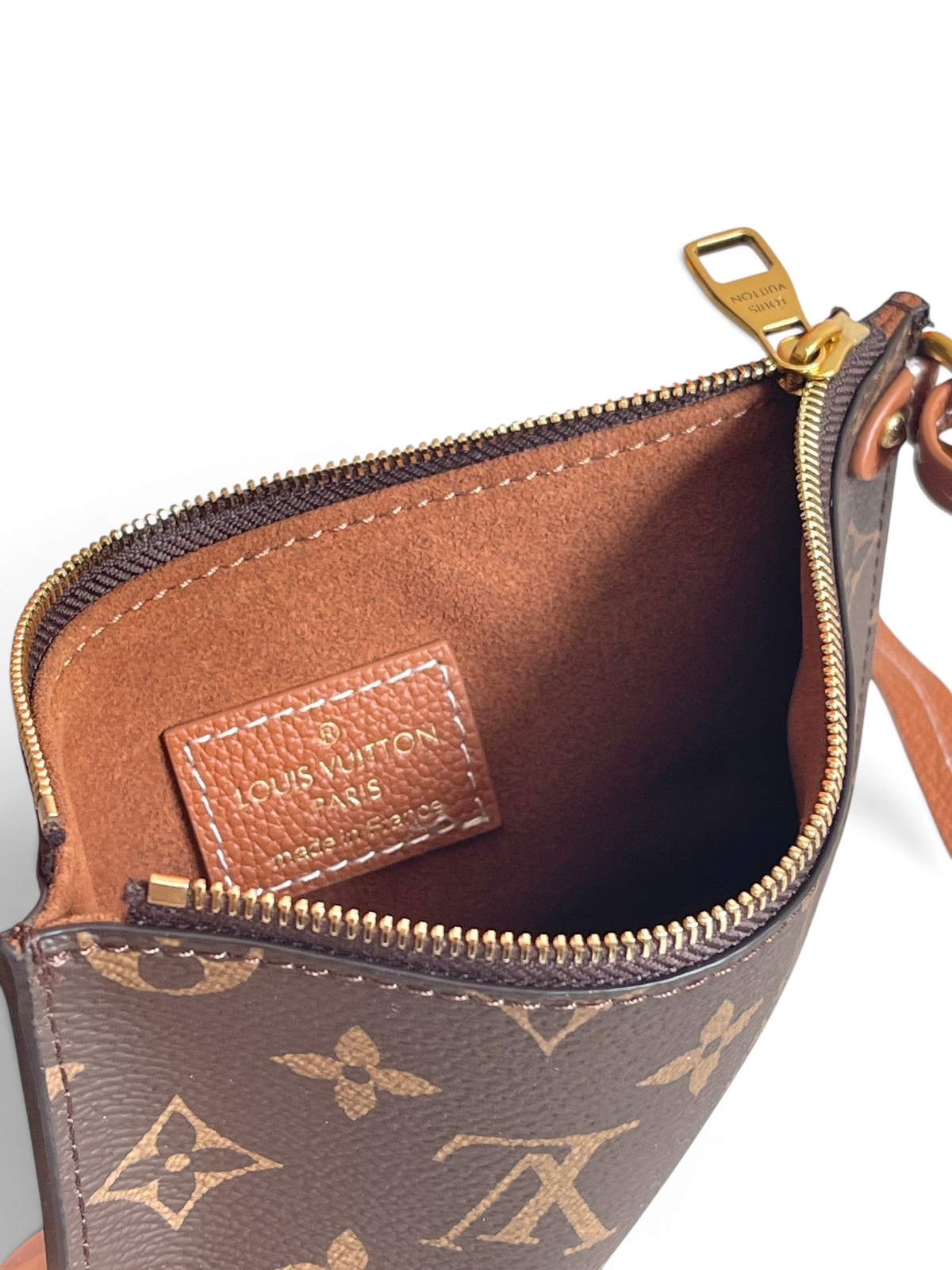 SWORD LUXURY kahverengi deri Low Key Hobo çanta iç detayı, altın tonlu fermuar ve Louis Vuitton marka etiketi ile.