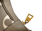 SWORD LUXURY Louis Vuitton Mini Moon çanta, krem rengi Monogram Empreinte deri ve altın tonlu LV fermuar detayı.