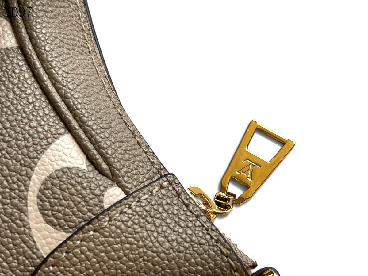 SWORD LUXURY Louis Vuitton Mini Moon çanta, krem rengi Monogram Empreinte deri ve altın tonlu LV fermuar detayı.