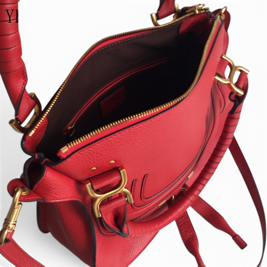 SWORD LUXURY Chloé Marcie kırmızı damarlı deri çanta, altın tonlu donanım ve ikonik dikiş detayları ile.