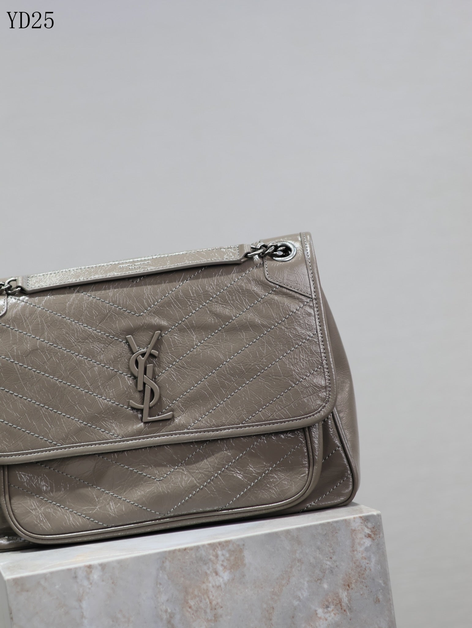 Niki Medium Leather Shoulder Bag