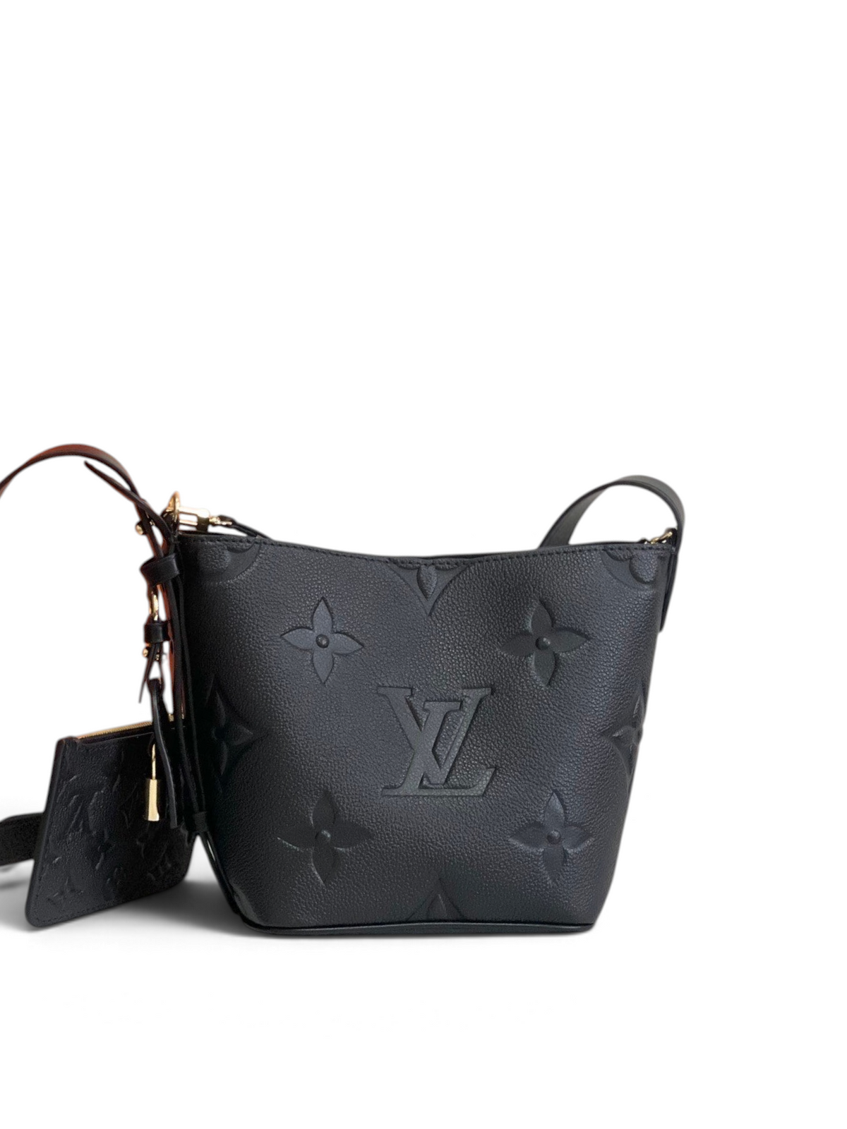 SWORD LUXURY siyah Monogram Empreinte deri All-In BB çanta, altın tonlu donanım ve ayarlanabilir askı ile.