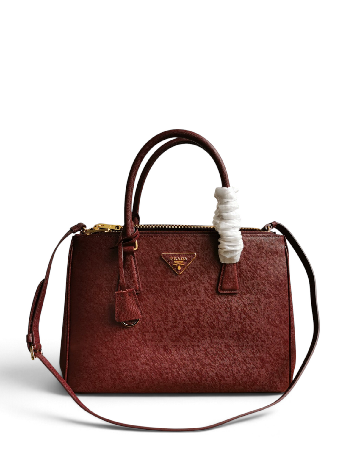 SWORD LUXURY bordo rengi Prada Galleria saffiano deri çanta, ikonik üçgen logolu ve çıkarılabilir omuz askılı.