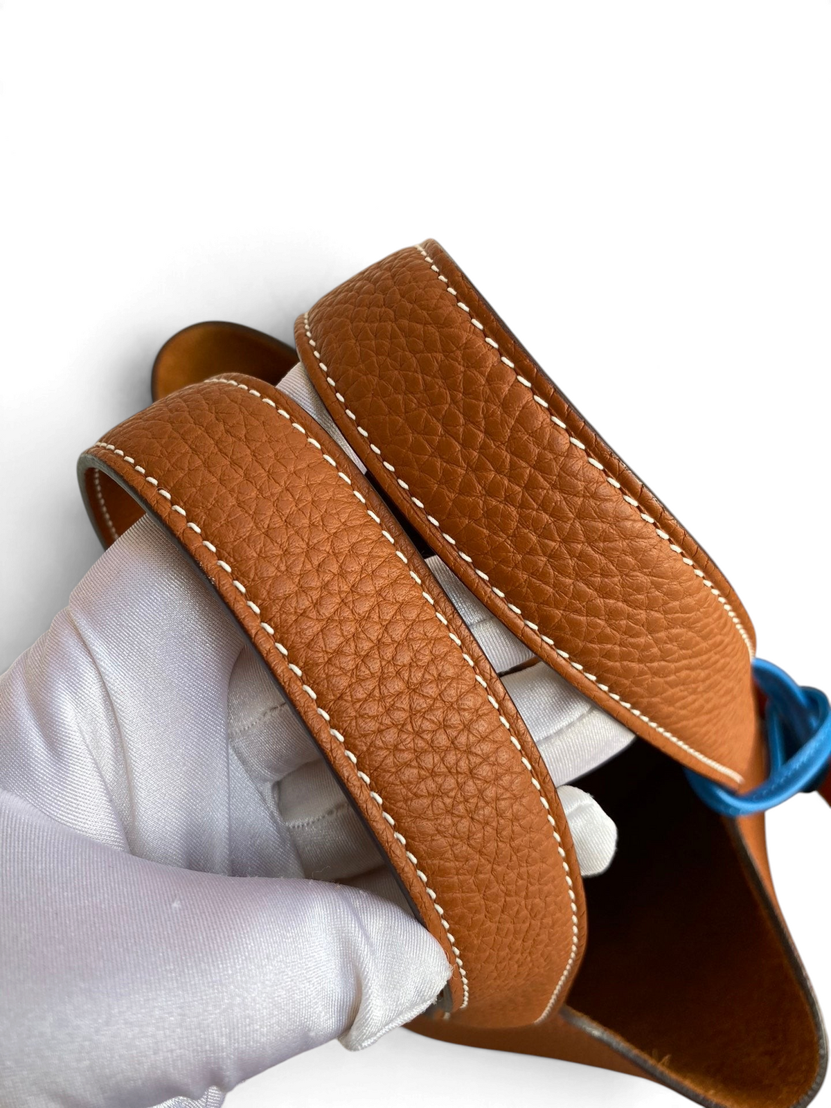 SWORD LUXURY Picotin 18 çanta, taba rengi damarlı Clemence deri detayları ve beyaz dikişli sapları ile yakından görünüm.