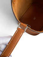 SWORD LUXURY Picotin 18 çanta, taba rengi Clemence deri detayları ve gümüş tonlu kilit mekanizması ile yakından görünüm.