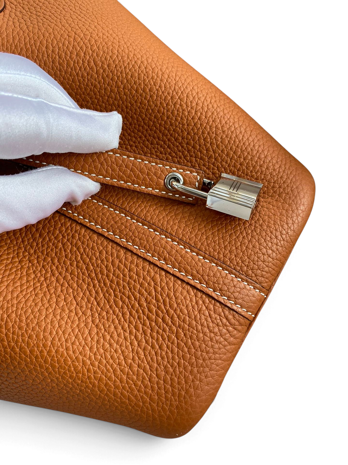 SWORD LUXURY Picotin 18 çanta, taba rengi damarlı Clemence deri, beyaz dikiş detaylı ve gümüş tonlu kilit mekanizmalı.