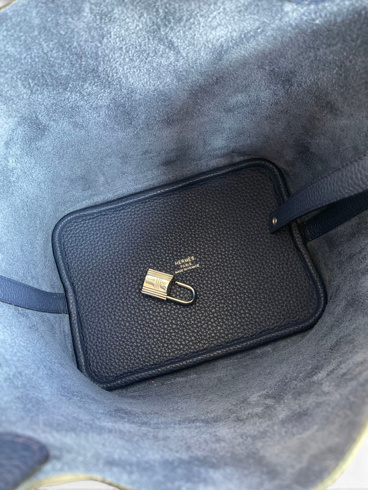 SWORD LUXURY Hermès Picotin 18 çanta, lacivert Clemence deri iç kısım ve gümüş tonlu asma kilit detayı.