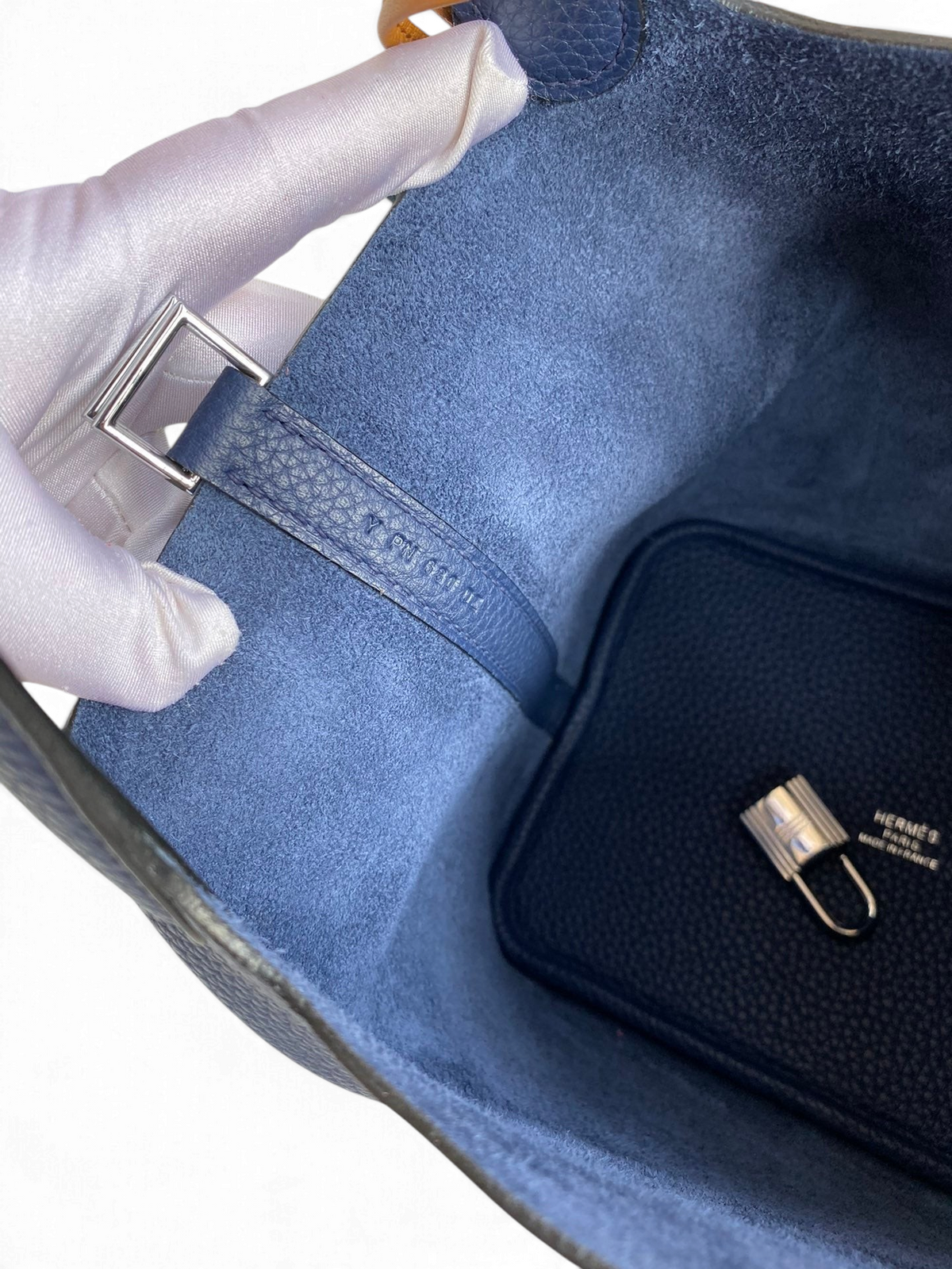 SWORD LUXURY Hermès Picotin 18 çanta, içi süet dokulu mavi Clemence deri, gümüş tonlu kilit detayı ile.