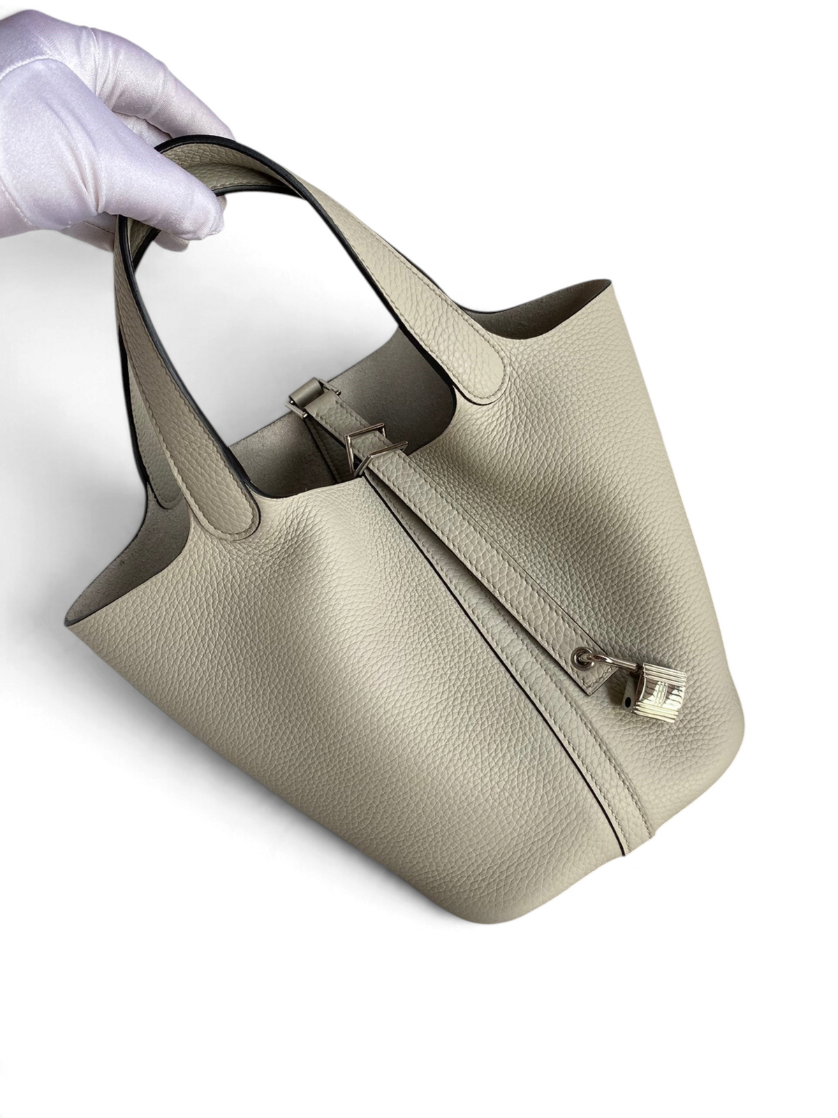 SWORD LUXURY marka, bej renkli, dokulu Clemence deriden üretilmiş, asma kilit detaylı Hermès Picotin 18 çanta.