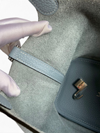 SWORD LUXURY Picotin 18 çanta, iç kısmı ve gümüş tonlu asma kilidi detaylı, açık mavi Clemence deri tasarım.
