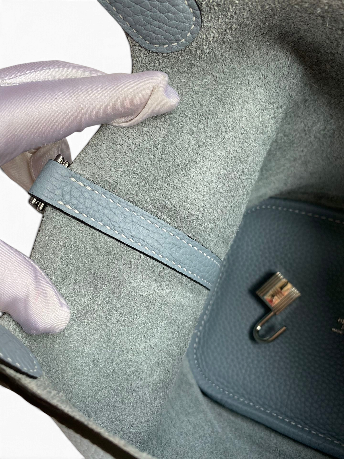 SWORD LUXURY Picotin 18 çanta, iç kısmı ve gümüş tonlu asma kilidi detaylı, açık mavi Clemence deri tasarım.