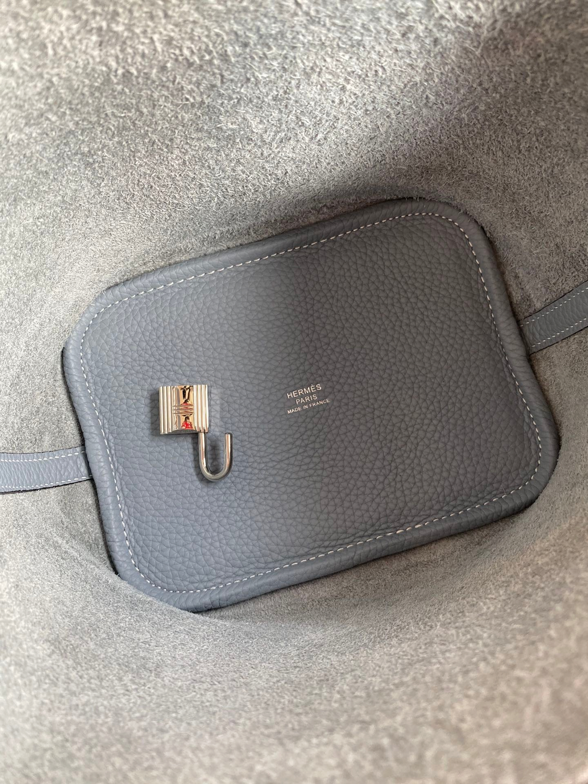 SWORD LUXURY marka gri Clemence deri Hermès Picotin 18 çanta, üzerinde metal asma kilit detayı ile.