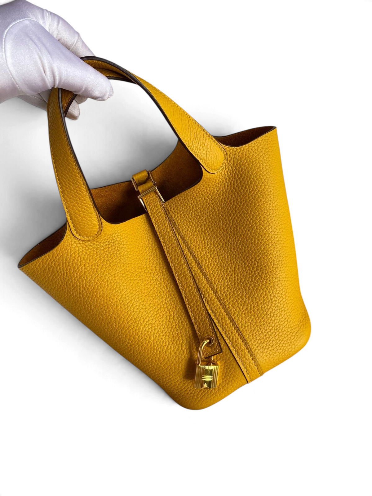 SWORD LUXURY sarı Clemence deri Hermès Picotin 18 çanta, asma kilit detaylı ve üstten tutmalı tasarım.