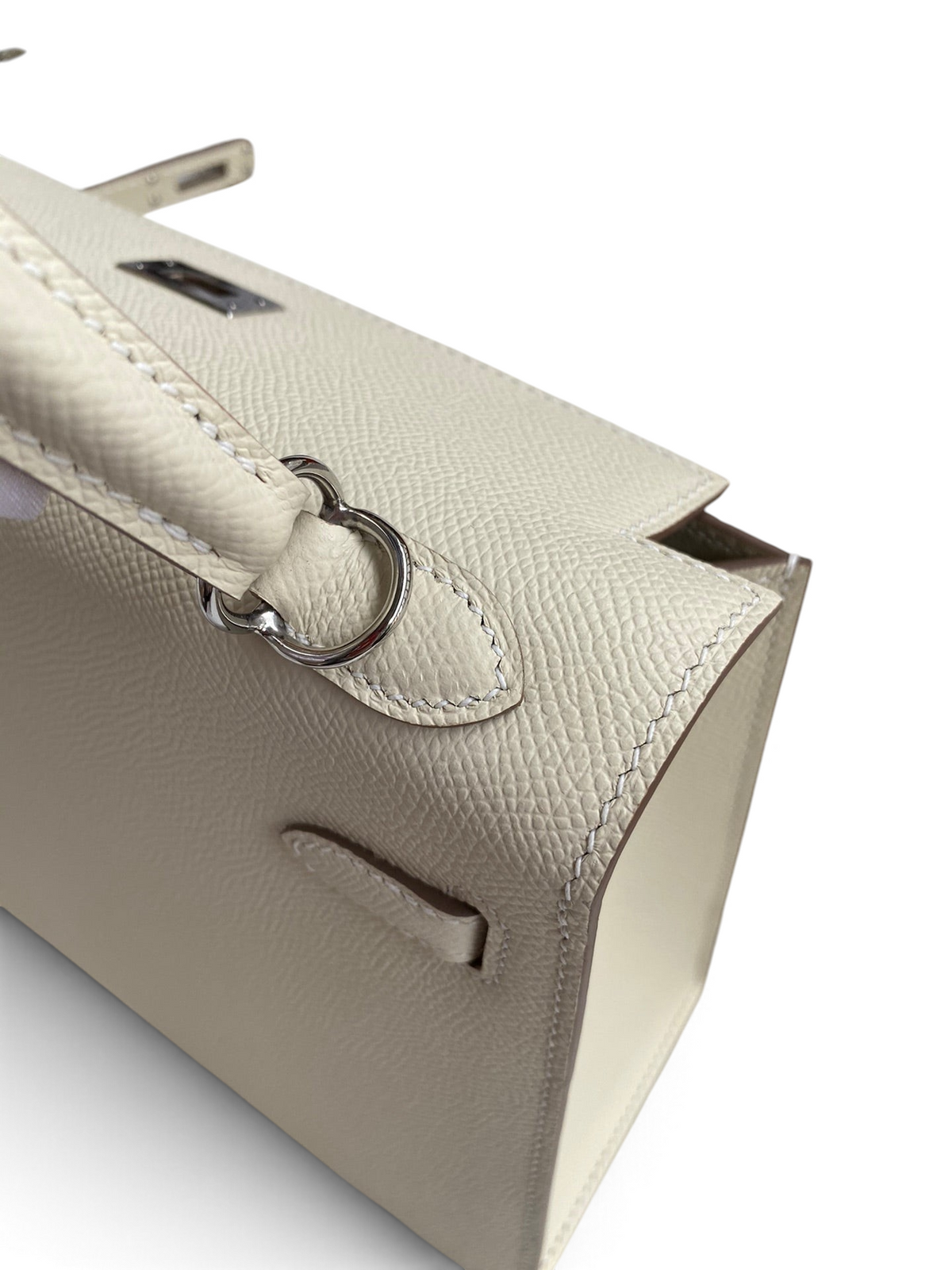 SWORD LUXURY Kelly 25 Epsom deri çanta, gümüş tonlu donanım ve detaylı el dikişleri ile krem rengi tasarım.