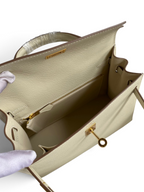 SWORD LUXURY marka, krem rengi Epsom deri Kelly 25 çanta, altın tonlu donanım ve iç fermuarlı bölme detaylı.