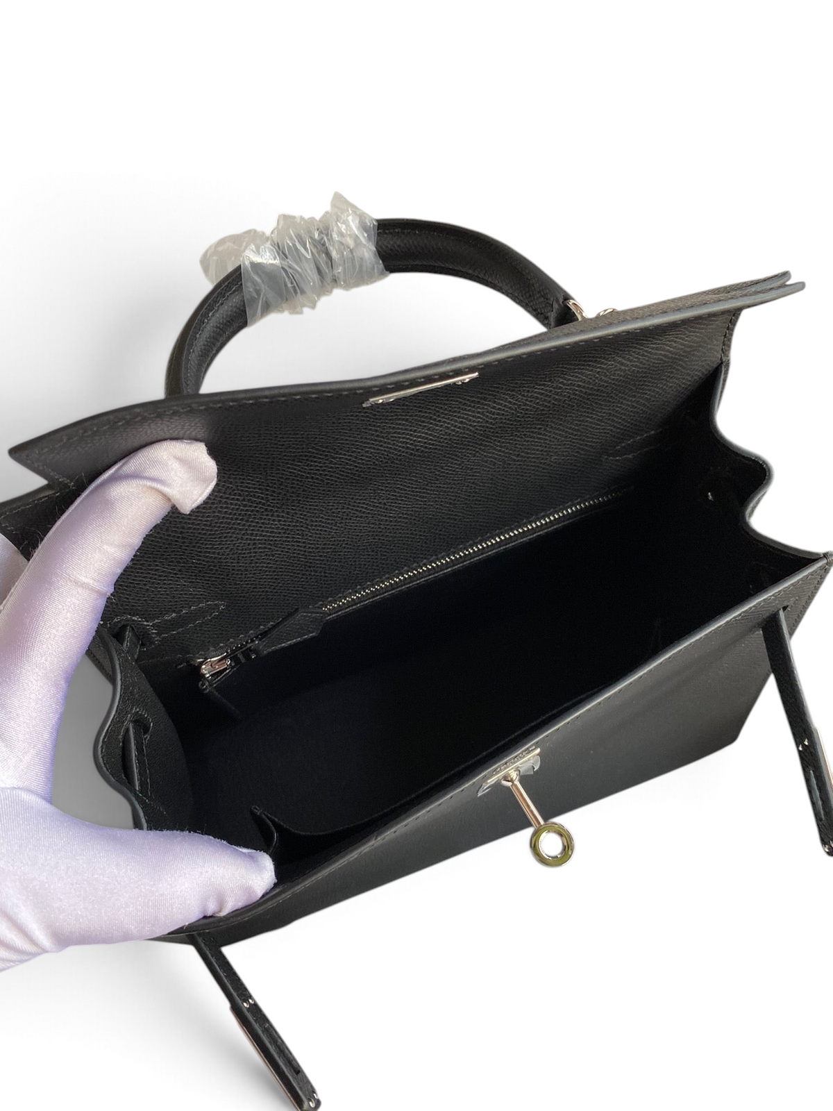SWORD LUXURY siyah Epsom deri Kelly 25 çanta, iç bölmeleri ve gümüş tonlu donanımı ile üstten görünüm.