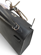 SWORD LUXURY siyah Epsom deri Kelly 25 çanta, gümüş donanım ve ikonik kilit detaylarıyla zarif bir tasarım.