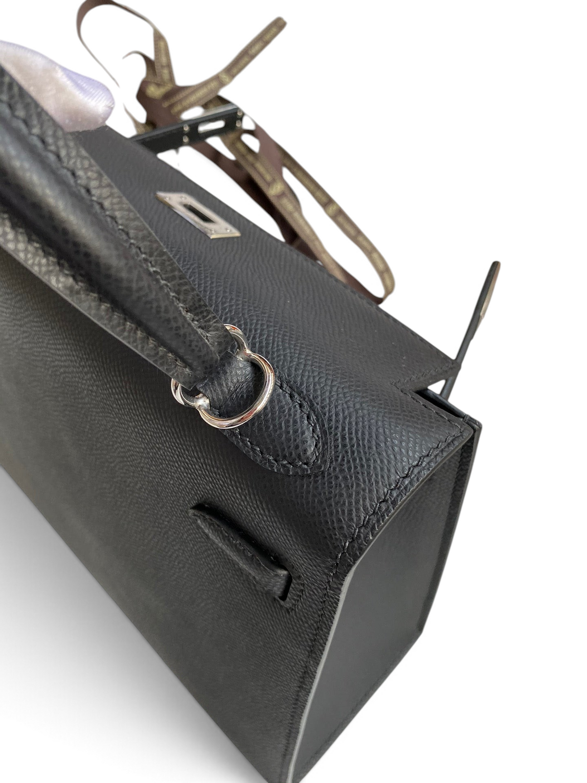 SWORD LUXURY siyah Epsom deri Kelly 25 çanta, gümüş donanım ve ikonik kilit detaylarıyla zarif bir tasarım.