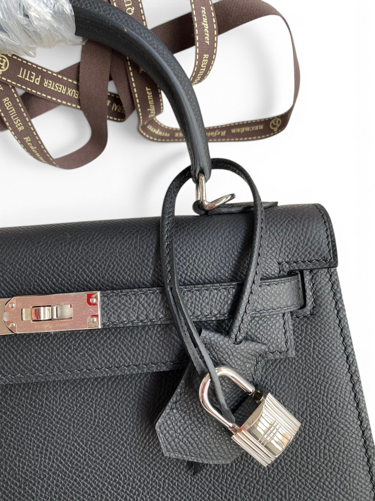 SWORD LUXURY siyah Epsom deri Kelly 25 çanta, gümüş tonlu donanım, kilit ve anahtarlı clochette detaylı.