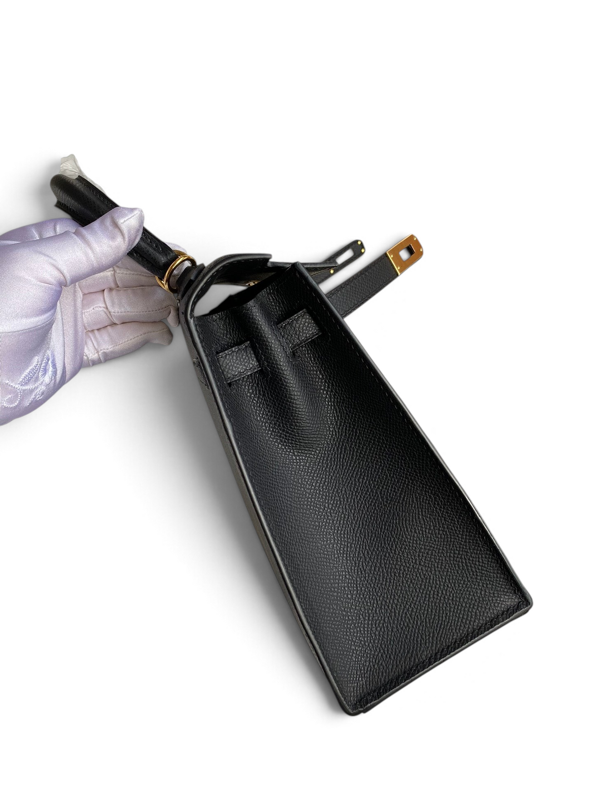 SWORD LUXURY marka siyah Epsom deri Kelly 25 çanta, kutusunda altın tonlu donanım ve detaylarla sunuluyor.