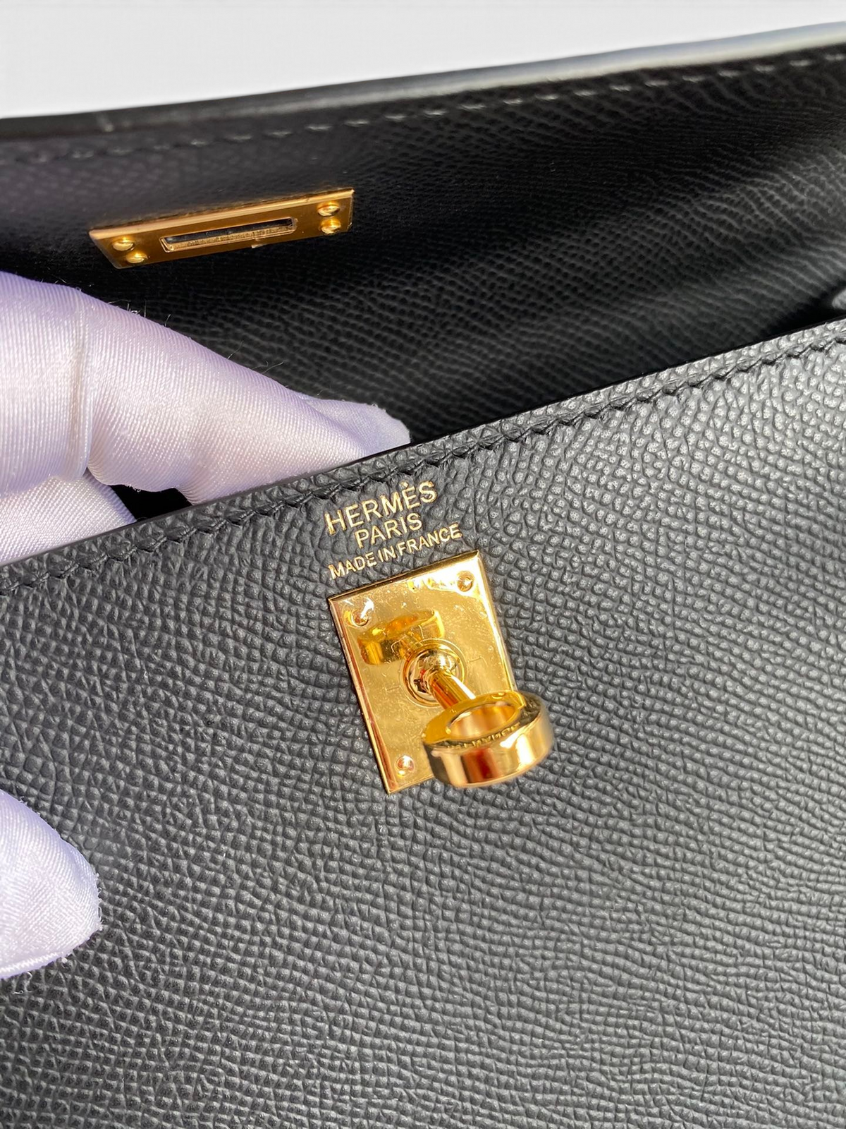 SWORD LUXURY marka siyah Epsom deri Hermès Kelly çanta, altın tonlu donanım ve iç kısımdaki logo detayı.