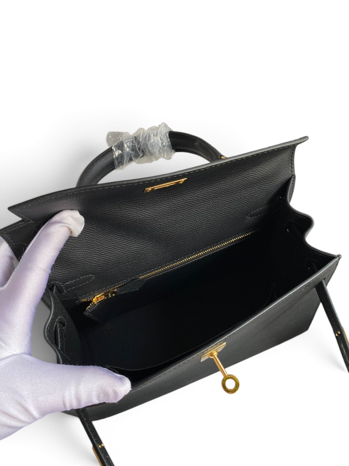 SWORD LUXURY siyah Epsom deri Kelly 25 çanta, altın tonlu donanım ve iç bölmeleriyle kutu içerisinde.