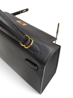 SWORD LUXURY siyah Epsom deri Kelly 25 çanta, altın tonlu donanım ve zarif el işçiliği detaylarıyla.