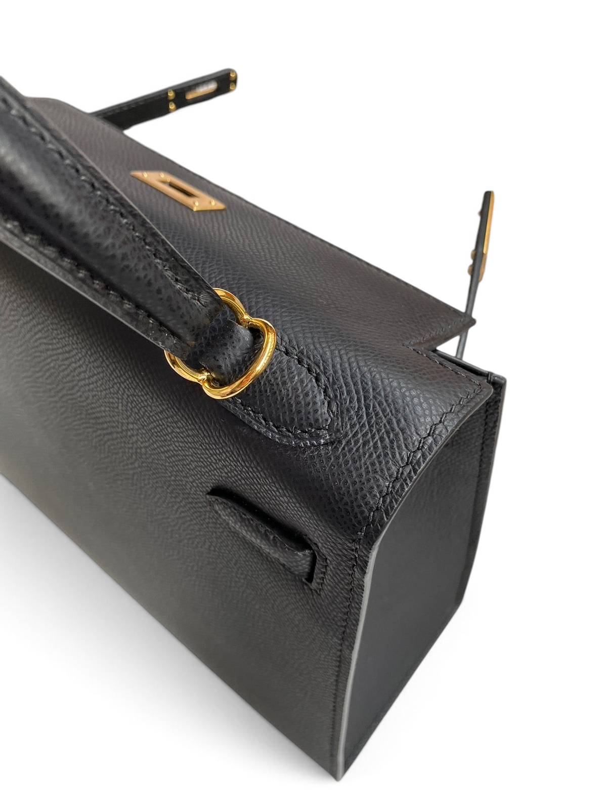 SWORD LUXURY siyah Epsom deri Kelly 25 çanta, altın tonlu donanım ve zarif el işçiliği detaylarıyla.