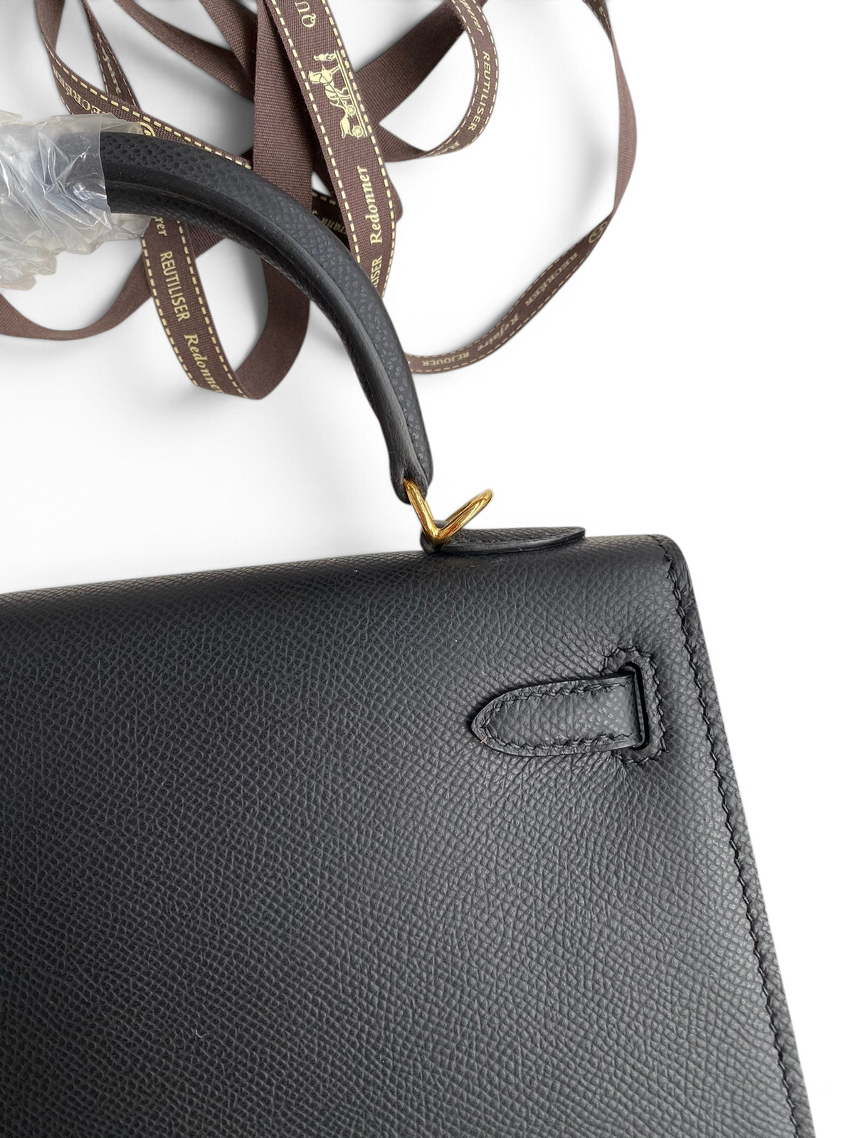 SWORD LUXURY siyah Epsom deri Kelly 25 çanta, altın tonlu donanım ve ikonik el yapımı dikiş detayları ile.