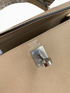 SWORD LUXURY bej renkli Epsom deri Hermès Kelly 25 çanta, gümüş tonlu metalik kilit detayı ve zarif dikişleri.