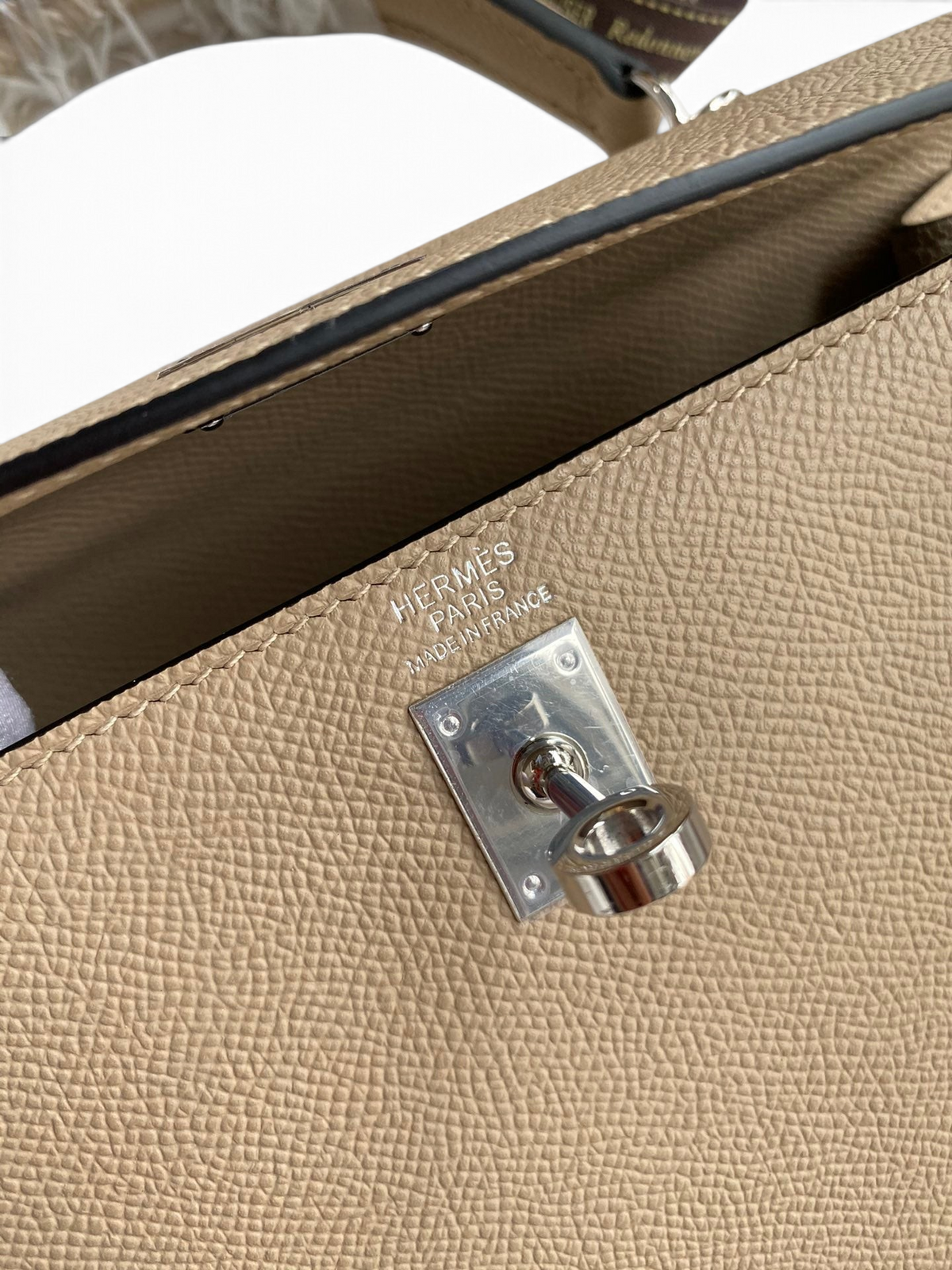 SWORD LUXURY bej renkli Epsom deri Hermès Kelly 25 çanta, gümüş tonlu metalik kilit detayı ve zarif dikişleri.