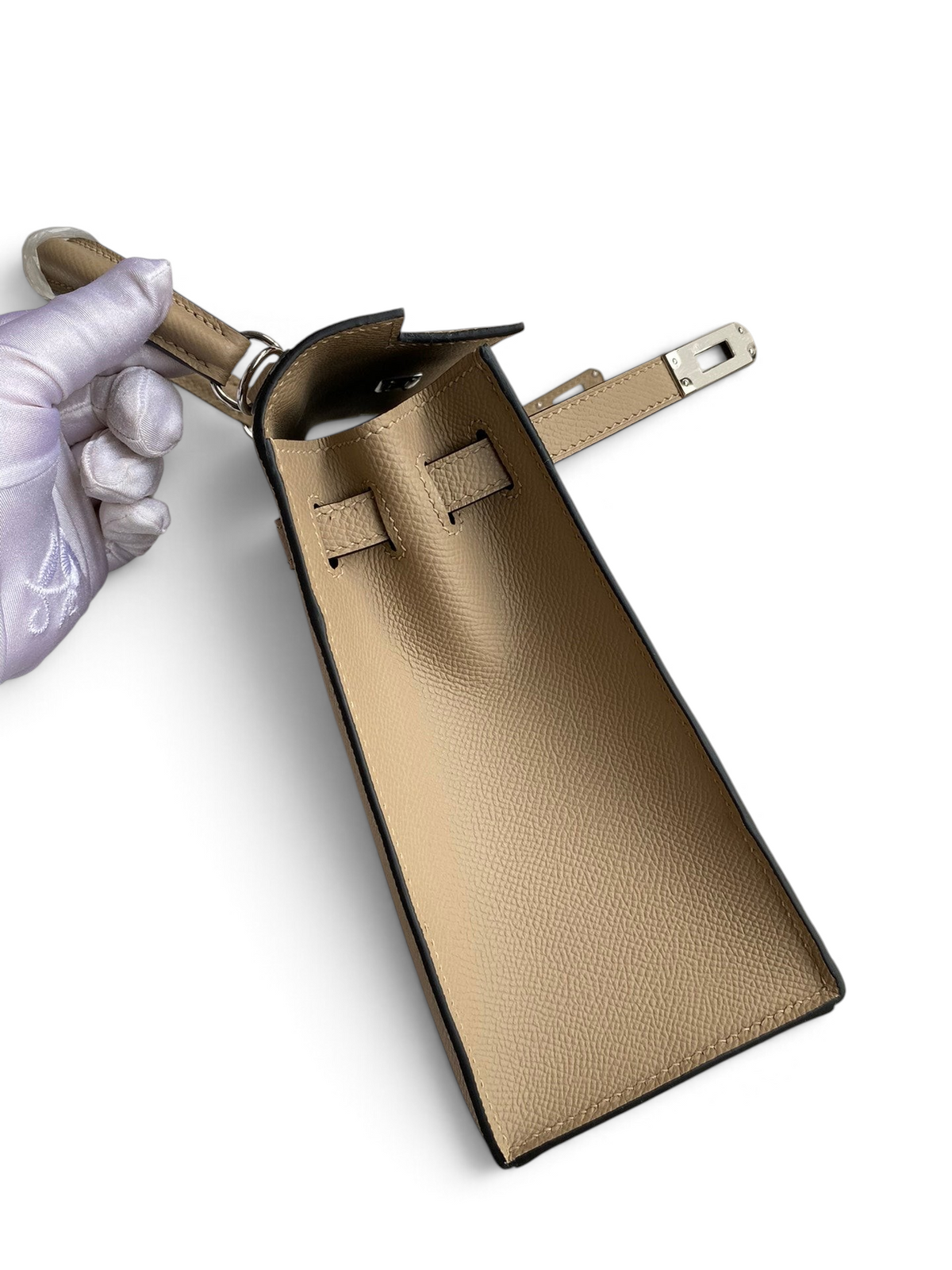 SWORD LUXURY bej renkli Epsom deri Kelly 25 çanta, gümüş donanımlı yan profil görünümü.