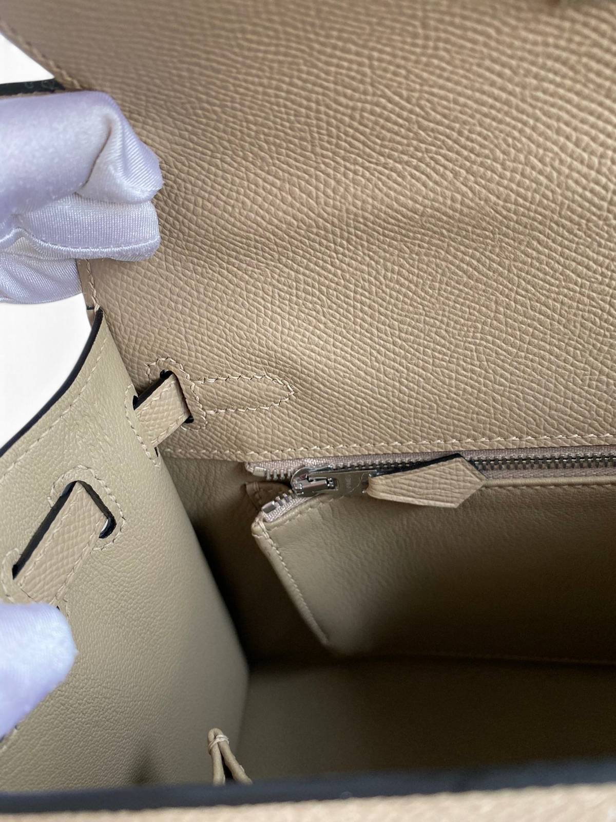 SWORD LUXURY bej renkli Epsom deri Kelly 25 çanta iç detayı, fermuarlı bölme ve kaliteli işçilik.