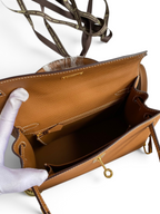 SWORD LUXURY marka taba rengi Epsom deri Kelly 25 çanta, altın tonlu donanım ve iç bölmeleriyle açık görünüm.