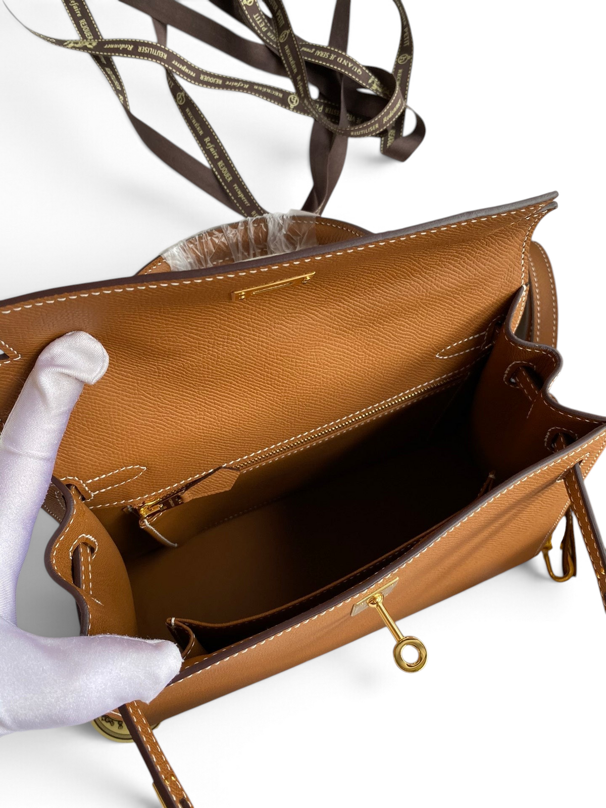 SWORD LUXURY marka taba rengi Epsom deri Kelly 25 çanta, altın tonlu donanım ve iç bölmeleriyle açık görünüm.