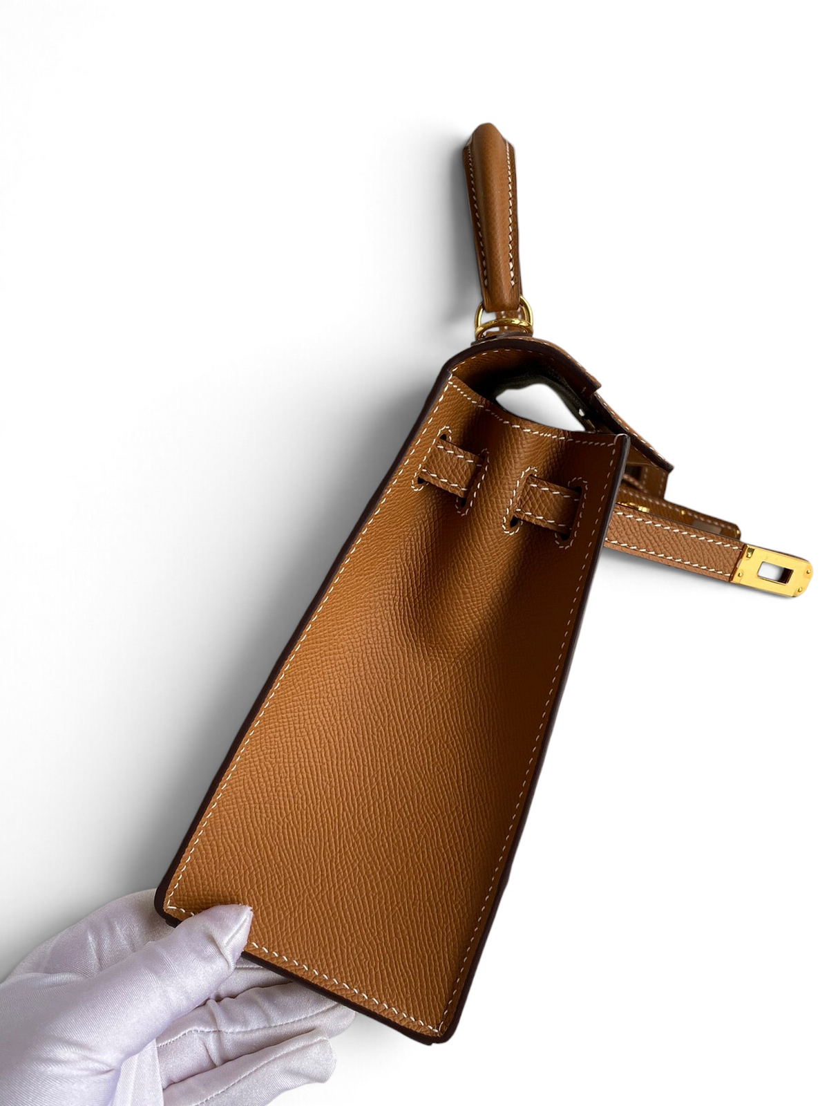 SWORD LUXURY marka taba rengi Epsom deri Kelly 25 çanta, altın tonlu donanımı ve detaylı dikişleri ile kutusunda.