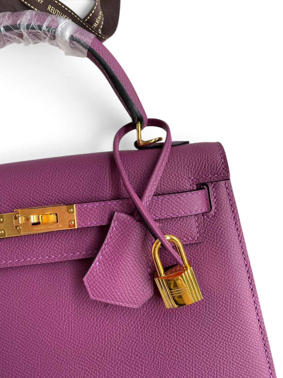 SWORD LUXURY mor renkli Epsom deri Kelly 25 çanta, altın tonlu donanım, kilit ve anahtarlı clochette detaylı.