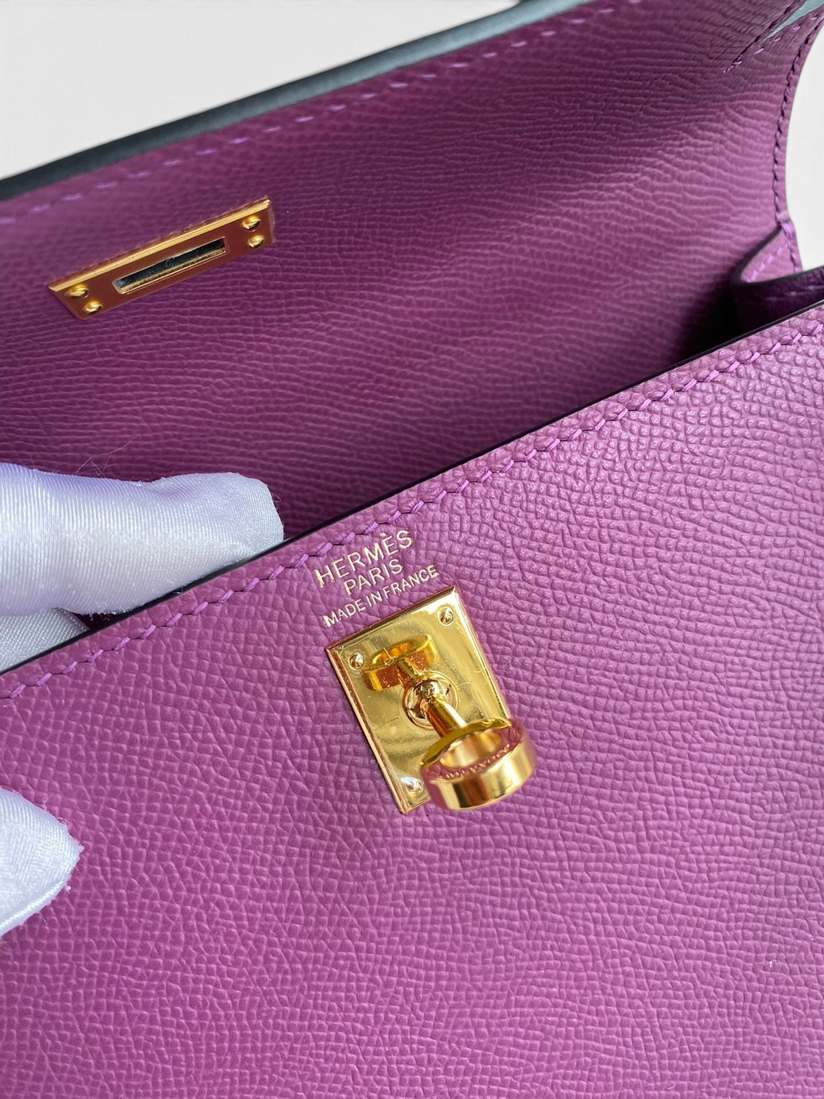 SWORD LUXURY imzalı, mor Epsom deri Hermès Kelly 25 çanta, altın tonlu donanım ve iç damga detayı.