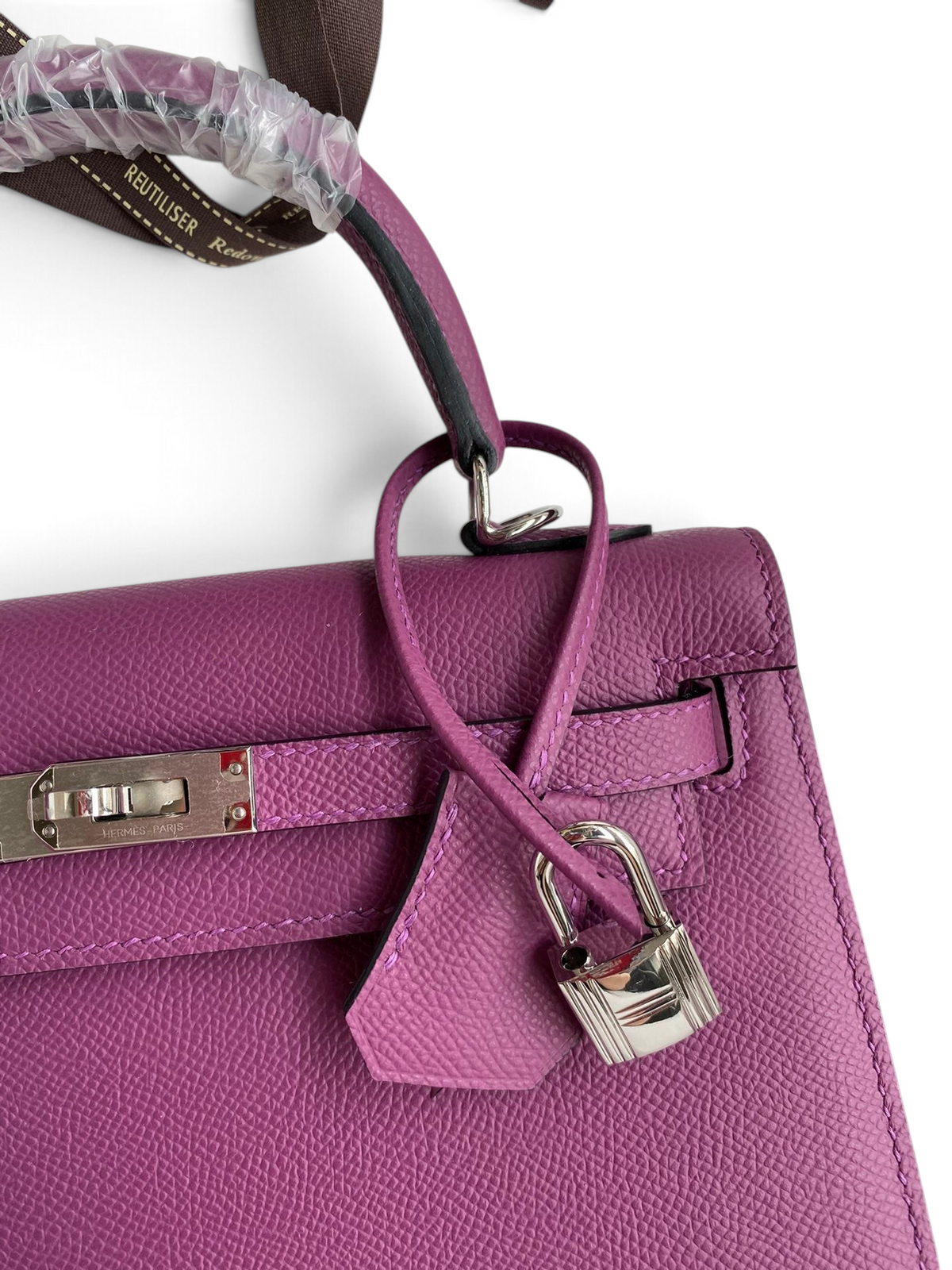 SWORD LUXURY mor renkli Epsom deri Kelly 25 çanta, gümüş donanım, kilit ve clochette detaylı.