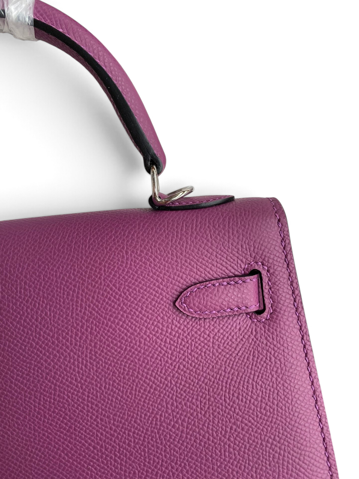 SWORD LUXURY mor rengi Epsom deri Kelly 25 çanta, gümüş tonlu donanım ve detaylı dikişlerle.