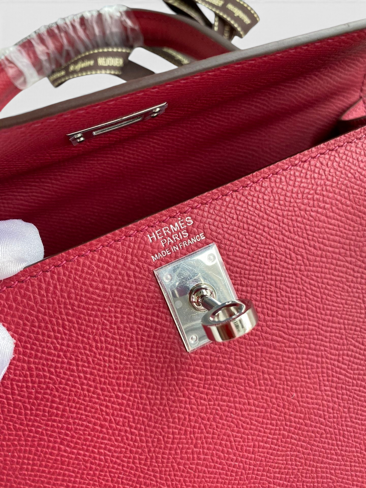 SWORD LUXURY Kelly 25 Epsom deri çanta, gümüş tonlu palladium donanım ve ikonik kilit detayı ile iç görünüm.