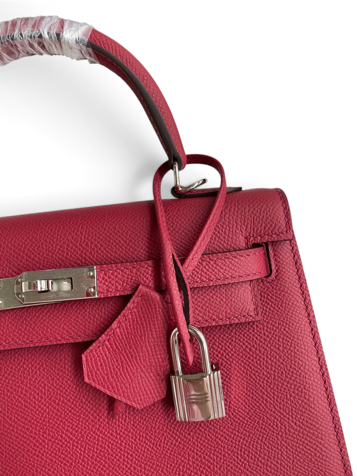 SWORD LUXURY marka, gümüş donanımlı ve kilit detaylı, dokulu pembe Epsom deri Kelly 25 çanta.