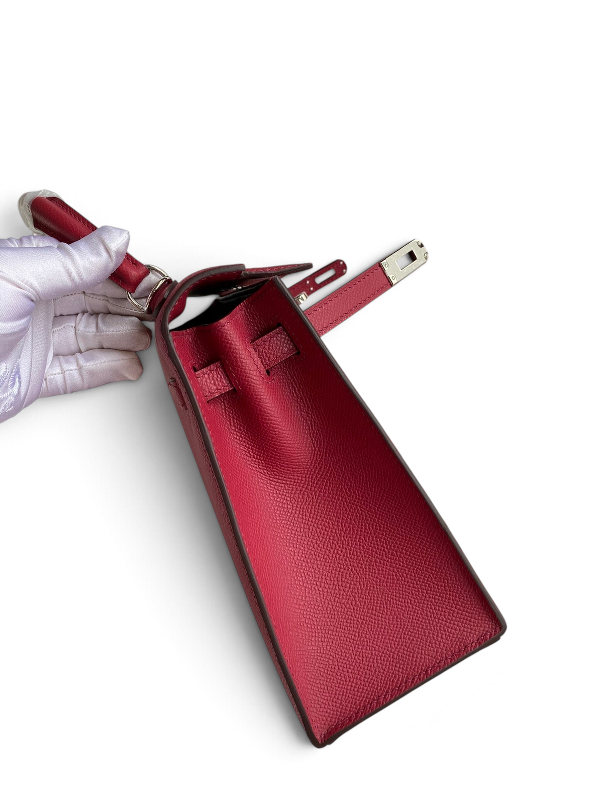 SWORD LUXURY Kelly 25 çanta, kırmızı Epsom deri detayları, gümüş donanımı ve kutu içeriği ile yan profilden görünüm.