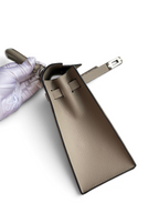 SWORD LUXURY Kelly 25 Epsom deri çanta, gümüş donanımlı, yan görünüm ve kutu içeriği detayları.