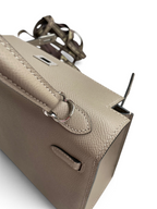 SWORD LUXURY marka, gri Epsom deri Kelly 25 çanta, gümüş tonlu donanım ve detaylı el işçiliği ile.