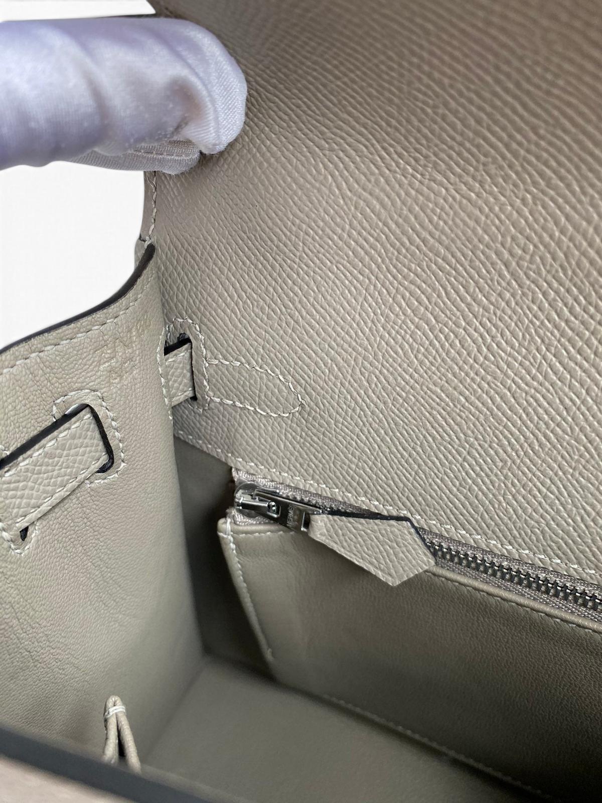 SWORD LUXURY Kelly 25 Epsom deri çanta iç detayı, fermuarlı bölme ve kaliteli el işçiliği dikişleri ile.