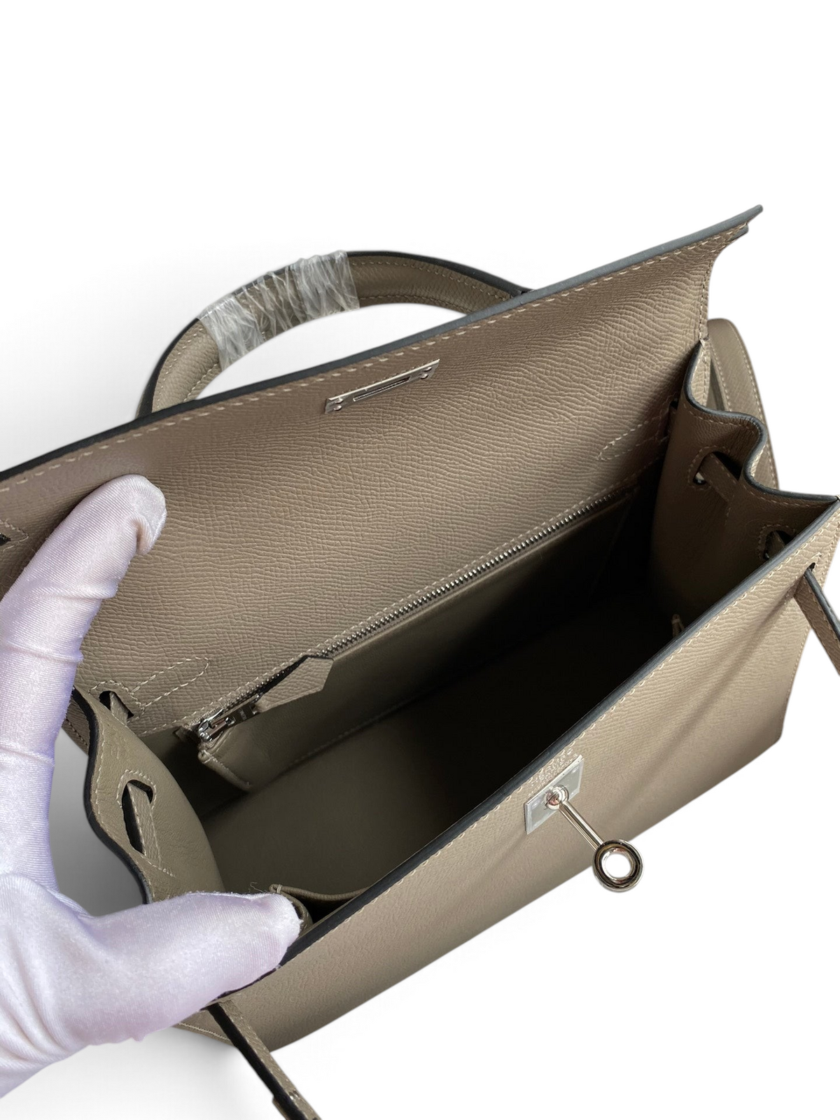 SWORD LUXURY Kelly 25 Epsom deri çanta, gümüş donanımlı iç bölmeleri ve koruyucu ambalajı ile detaylı görünüm.